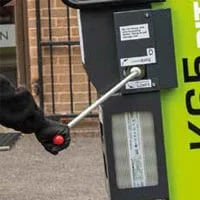 Integrated manual winch with automatic safety brake